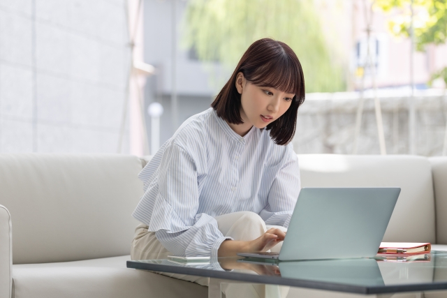 ほくろ除去のクリニックを選ぶ女性