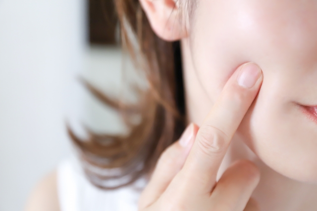 ほくろを気にする女性