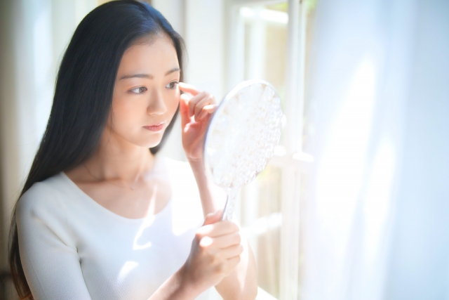 ほくろを気にする女性