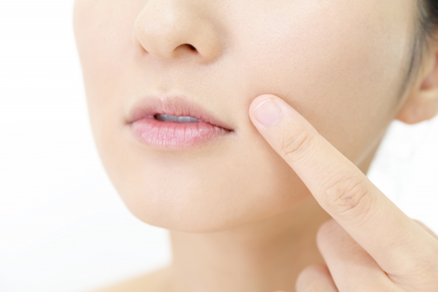 肌を気にする女性