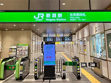 JR新潟駅「西口改札」を出て右へ進み、エスカレーターを降ります。【画像】
