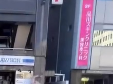 右手にあるローソンの反対側に品川スキンクリニックのピンクの看板があります。【画像】