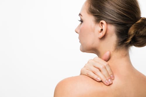 肩こりと肌荒れの以外な関係