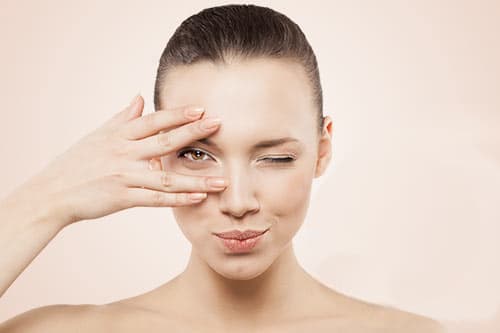 年齢とともにまぶたが下がってきた！？そんなあなたは「眼瞼下垂」かも