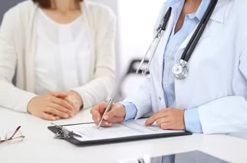 乾燥や肌荒れ、シミにもつながる！？自己流ケアより専門医に相談を！