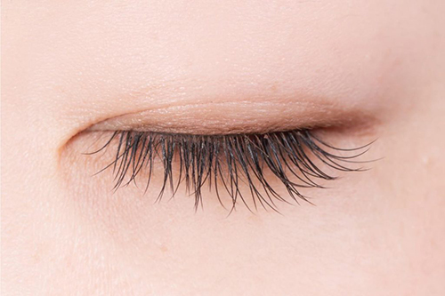 つけまつげとアイシャドウを使ったメイクで自然な二重に