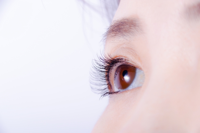 二重整形とセルフケア（二重のりなど）の違い