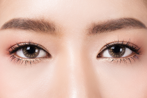 末広二重の特徴