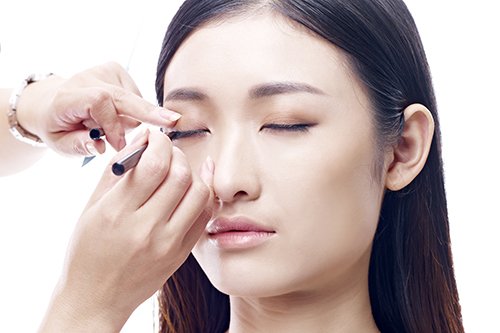 ぱっちり二重になりたいならまずはこれ！二重埋没法の基本