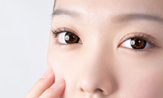 ハリのある目元を保つために早めにエイジングケアを始めよう