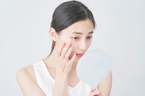 目元のエイジングケアを悩みや年代別に解説！目元のハリを取り戻すおすすめの方法