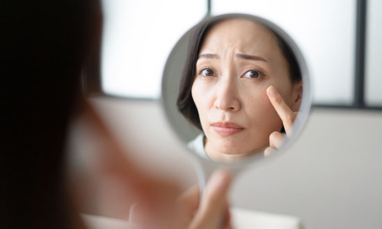 目元のたるみを放置するとどうなる？早めのケアが重要な理由