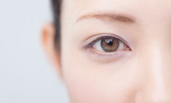 目元のたるみ改善の主な方法