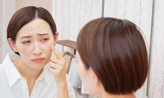 目元のたるみの主な原因