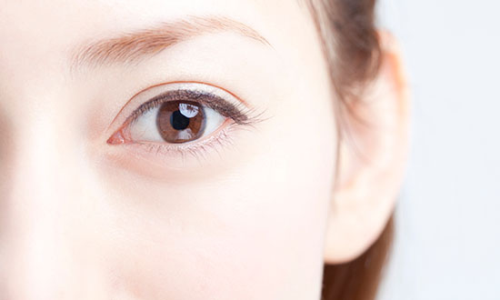 目元のたるみを改善するには？原因とセルフケア・美容医療の選び方を解説