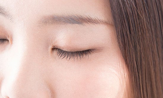 クマ取り治療の種類とダウンタイムの主な症状