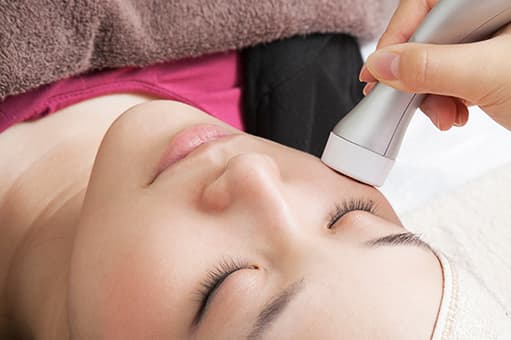 専用機器で美容液を浸透