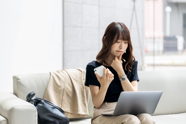 ほくろ除去は皮膚科と美容クリニック、どっちがいい？