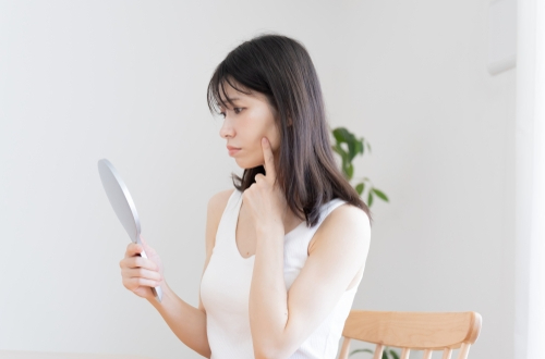 ほくろ除去は痛い？局所麻酔の痛みや、部位ごとの痛みの違いを医師が解説