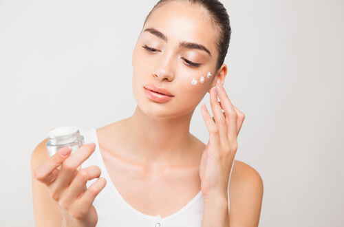 ほくろの除去は自分でできる？